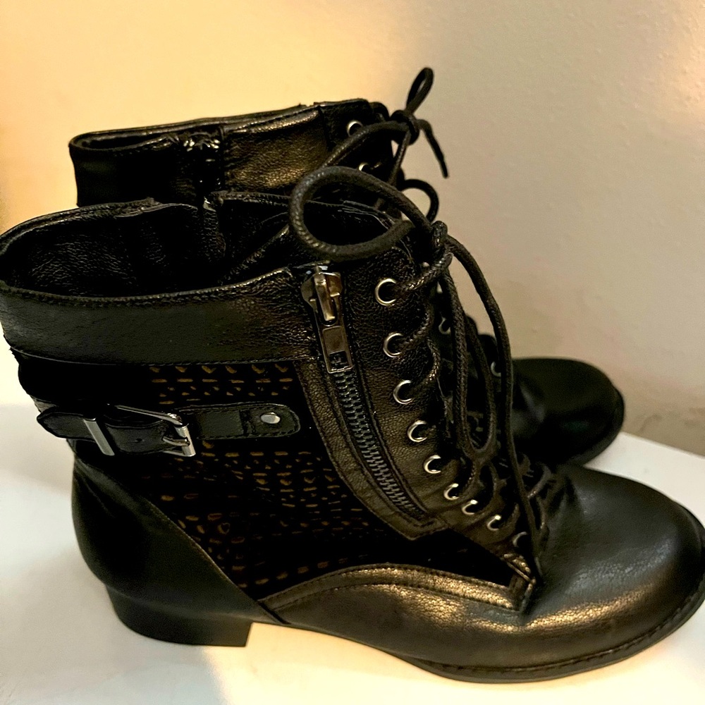 Gianni Bini (GB Girls) Black Combat Style Leather boot. Size 5m.